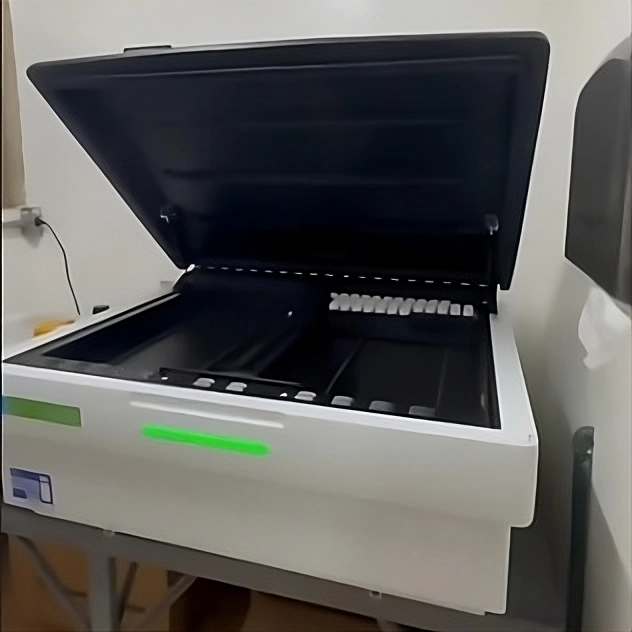 Técnica de laboratório preparando amostras em bancada com vidrarias.
