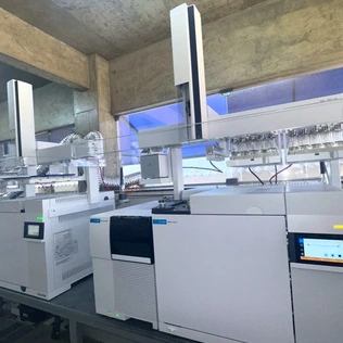 Área de trabalho do laboratório com equipamentos de análise modernos.