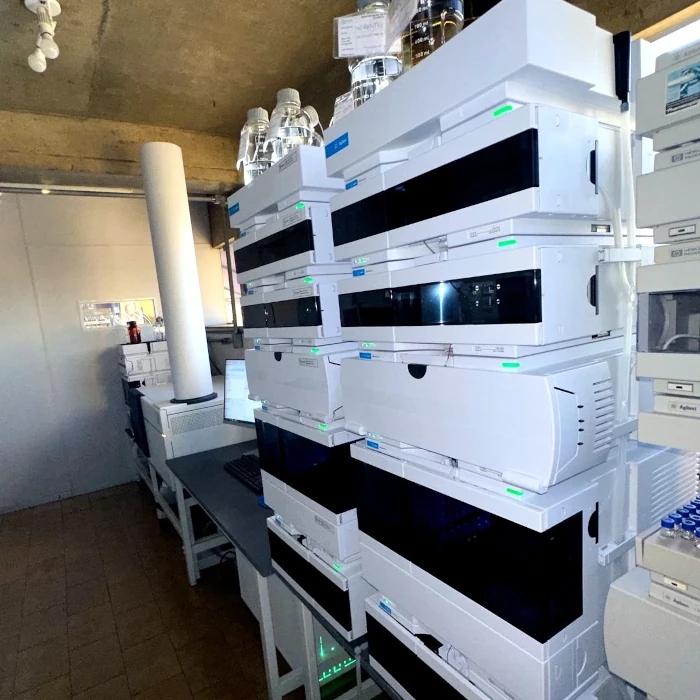 Equipamento cromatógrafo a gás de alta performance em uso.