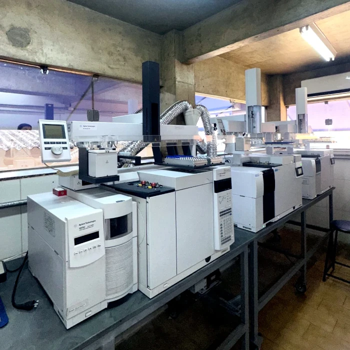 Vista geral do laboratório limpo e organizado da Suprema Analítica.